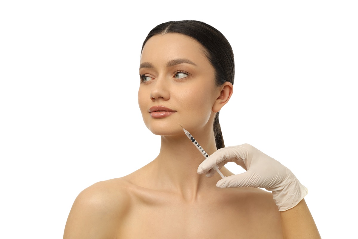 Calm woman poses for cosmetic treatment, on white background Beneficios del rejuvenecimiento con polinucleótidos